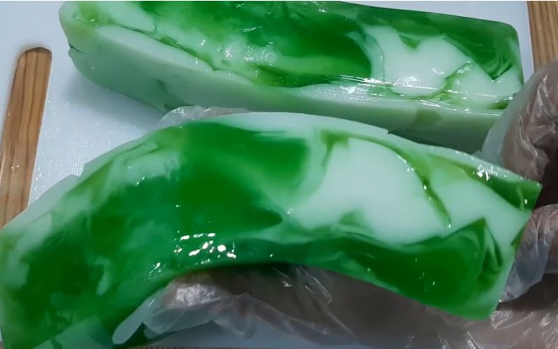 Lấy ra khỏi khuôn và cắt thành từng miếng nhỏ vừa ăn