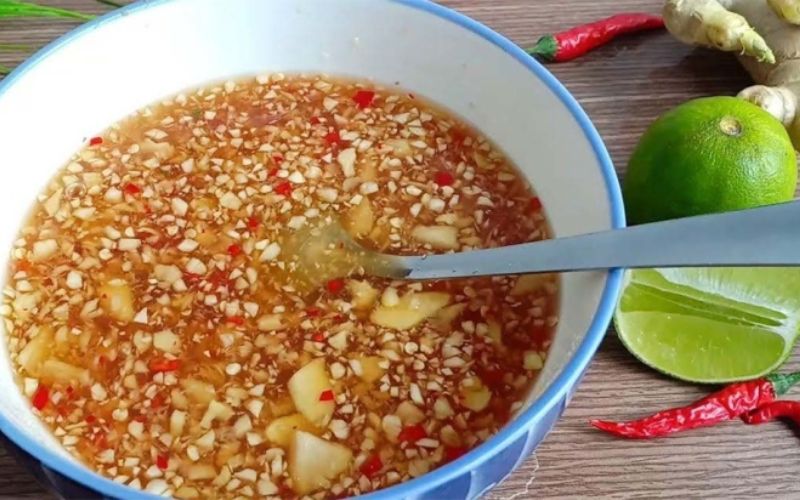 Cách pha nước chấm ăn bánh đúc lạc