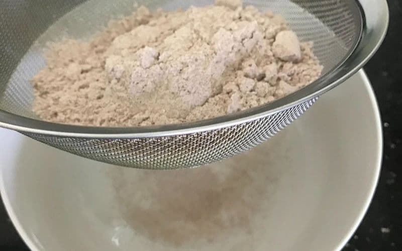 Hãy rây bột gạo lứt qua một cái rây để đảm bảo bột mịn hơn