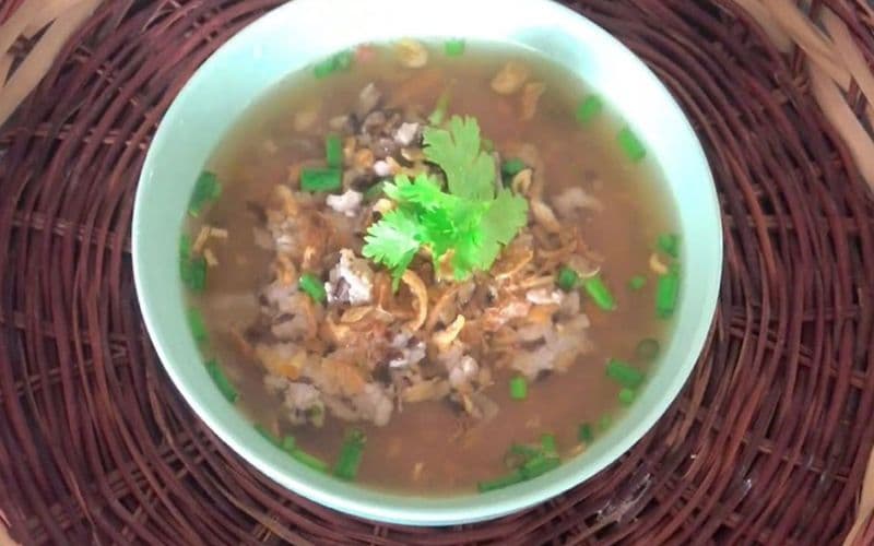 Thêm một ít nước mắm, tiêu xay, ớt cắt lát và hành ngò cắt nhỏ và thưởng thức