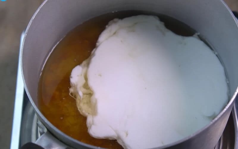 Nước cốt dừa sẽ mang lại vị béo ngậy, làm cho bánh thêm phần hấp dẫn