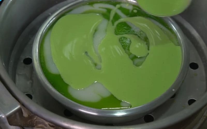 Sau khi lớp đầu tiên đã chín, nhẹ nhàng đổ thêm một lớp nước cốt dừa lên trên