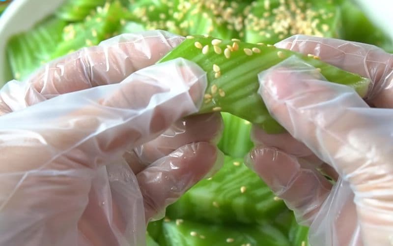 Bánh sẽ có màu sắc bắt mắt, mềm dẻo và thơm ngát mùi lá dứa