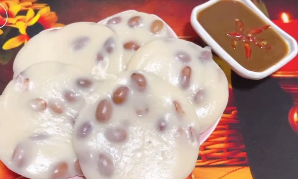 Đĩa bánh đúc lạc cắt miếng, chấm tương