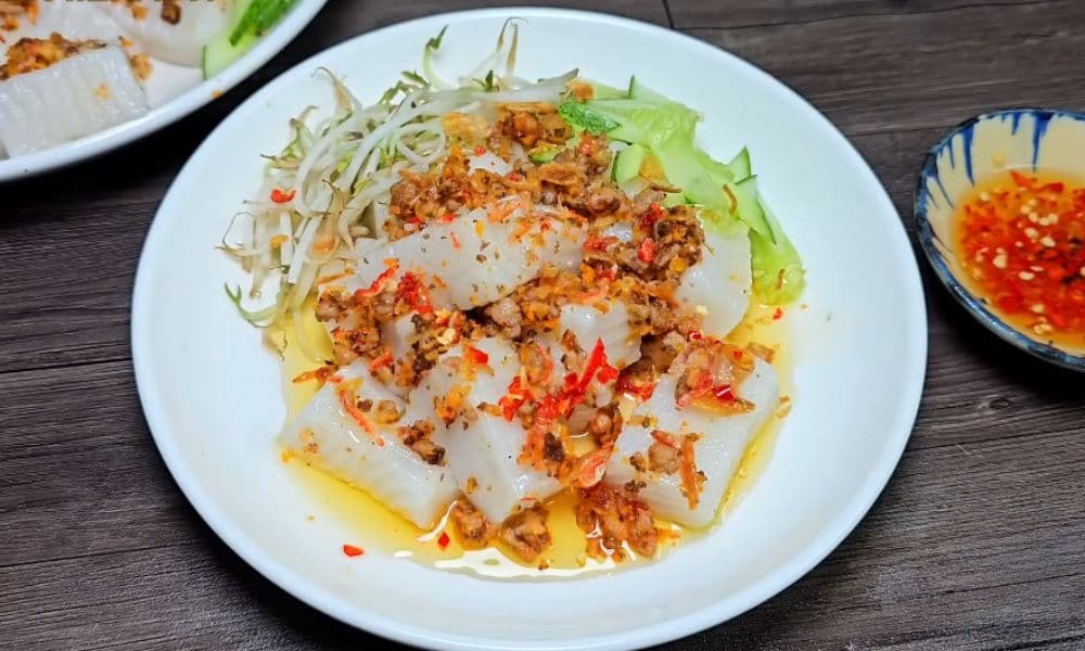Bánh đúc mặn cắt miếng, rắc nhân tôm thịt và hành phi