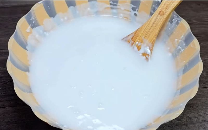 Cho 500ml nước cốt dừa vào tô, khuấy đều để bột hòa quyện với nước