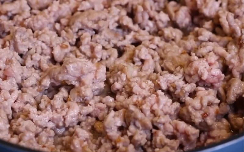  Thái nhỏ thịt bằng dao hoặc cho vào máy xay để tiết kiệm thời gian. 