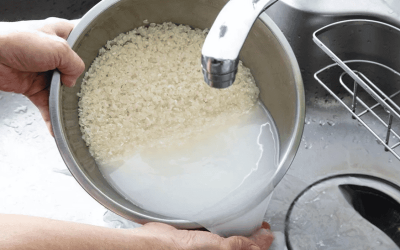 Vo sạch 200g gạo tẻ và ngâm trong nước khoảng 4-6 giờ 