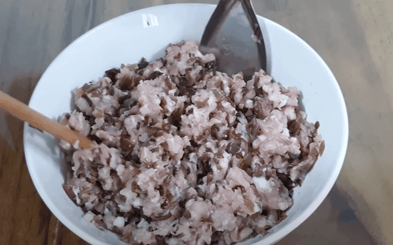 Trộn đều tất cả các nguyên liệu để tạo nhân bánh