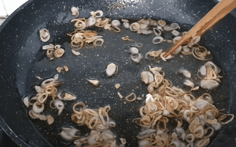 Phi hành cho đến khi hành chuyển sang màu vàng