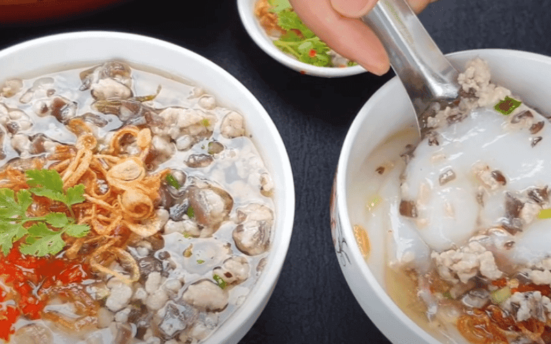 Chan nước mắm chua ngọt lên bánh khi thưởng thức